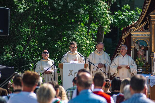 P. Peter Rinderer begrüßt alle zum Festgottesgottesdienst im Freien | Foto: Pernsteiner