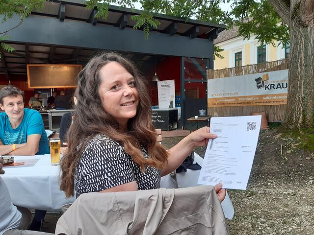 Gerda Winter freut sich über den Gewinn einer Eintrittskarte für zukünftige Events.