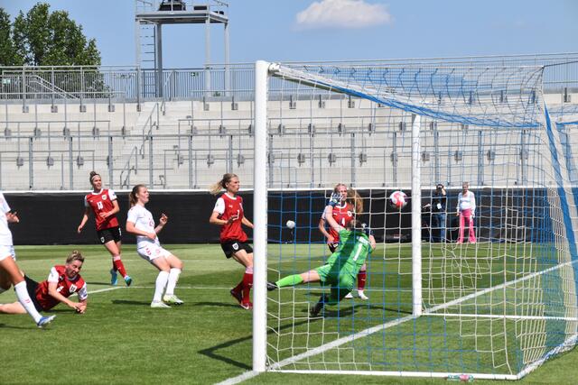 Pech in der Nachspielzeit: Katharina Schiechtl (am Boden) setzt den Kopfball an den Pfosten. | Foto: Michael Strini