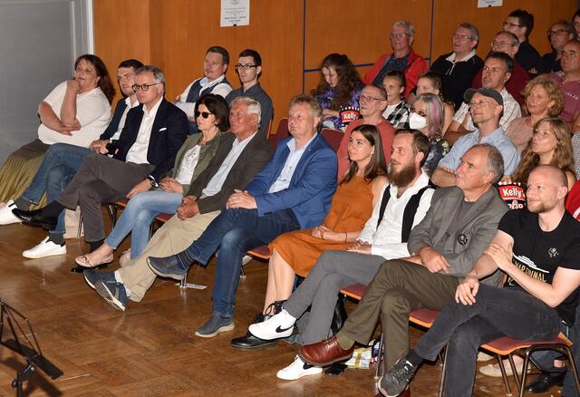 Zahlreiche Ehrengäste bei der Präsentation der Dokumentation über das Hermagorer Kino. | Foto: Hans Jost