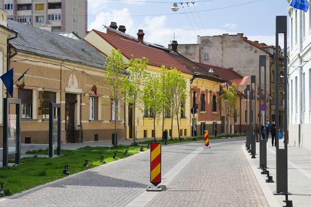 Strada Aurel Lazăr in Oradea. Früher ein Parkplatz, inzwischen einladender Raum zum Flanieren.