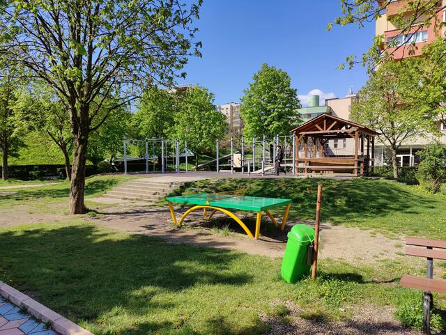 Parks in Rumänien sind oft sehr voll mit allerlei Freizeitgeräten. Leute halten sich hier gerne auf und man kann aus einer Vielzahl von Aktivitäten wählen.