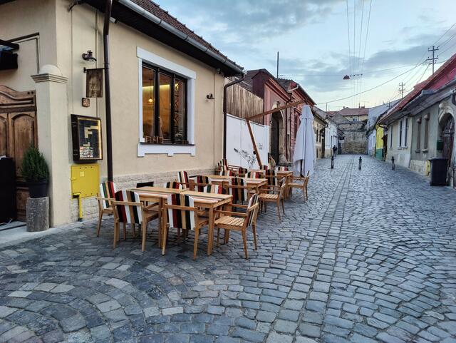 Schanigarten statt Autofahrten lautet das Motto in dieser Nebenstraße in Cluj. Für den Durchzugsverkehr gesperrt ist genug Platz um auch im April schon draußen zu sitzen.