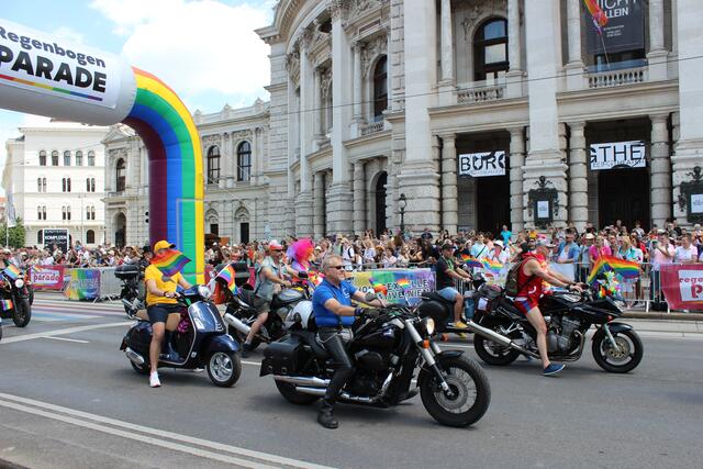 Red Biker, Regenbogenparade 2022