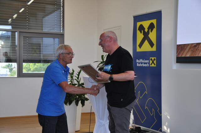 Überreichung der Auszeichnung von Landesverbandspräsidenten Roland Feichtinger (re) an den ehemaligen Obmann Ludwig Krenn.  | Foto: Obst- und Gartenbauverein