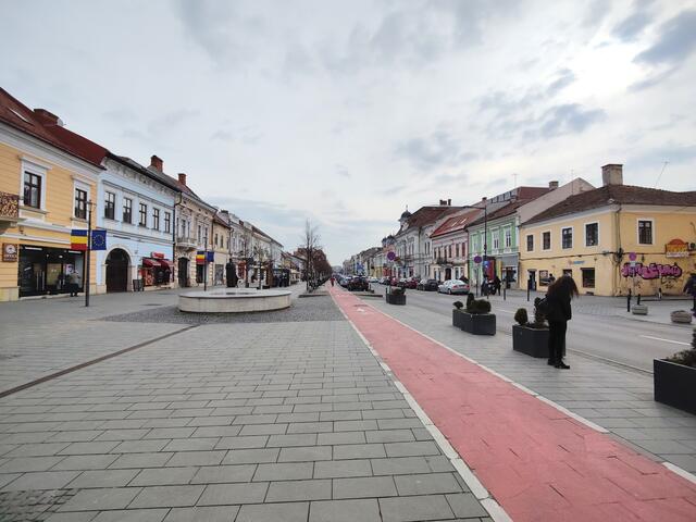 Bulevardul Eroilor in Cluj-Napoca. Der Gehsteig nimmt einen großen Teil des Raumes ein. Fußgänger:innen haben mehr Platz als Autos. Es ist genug Platz für einen Radstreifen.