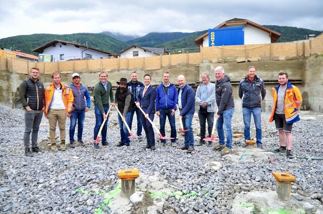 Spatenstich:  Sejdo Kolic (AT Thurner,) Florian Harpf (Derfeser), Bauleiter Stefan Melmer (Fa. WBW), Benedikt Ruetz, Architekt Ferdinand Haslwanter, Martin Haller (ET Haller), Andreas Gstrein, Michael Praxmarer (Alpine Geotechnik), Norbert Fagschlunger (Fa. Ruetz), Statiker Oliver Zangerl, Bürgermeister Josef Singer, Stefan Fischer (Derfeser), Dominik Gastl (HTB) | Foto: Hassl