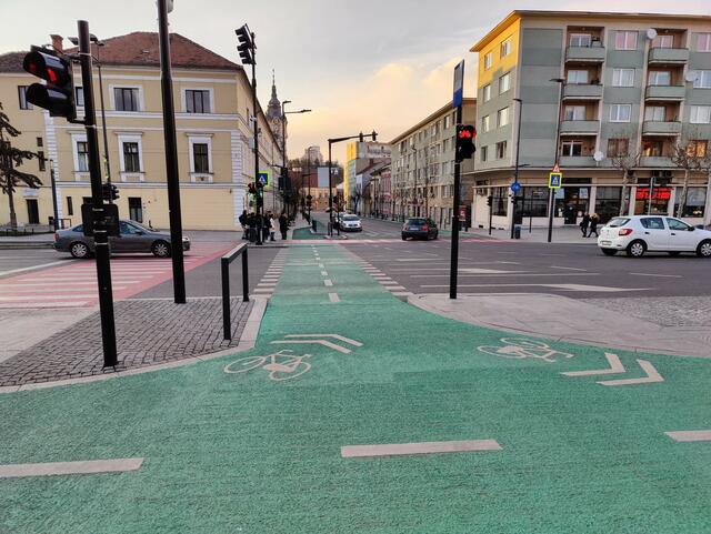 Neu errichtete Radwege in Cluj-Napoca. Es gibt genügend Aufstellfläche und die Radwege sind teilweise baulich von der Straße getrennt. Auch für Lastenräder ist genügend Platz.
