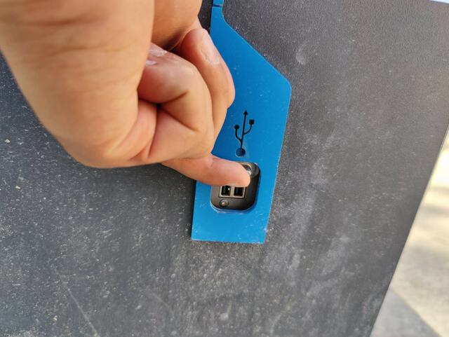 USB-Ladebuchse an öffentlichem Sitzmobiliar in Cluj.