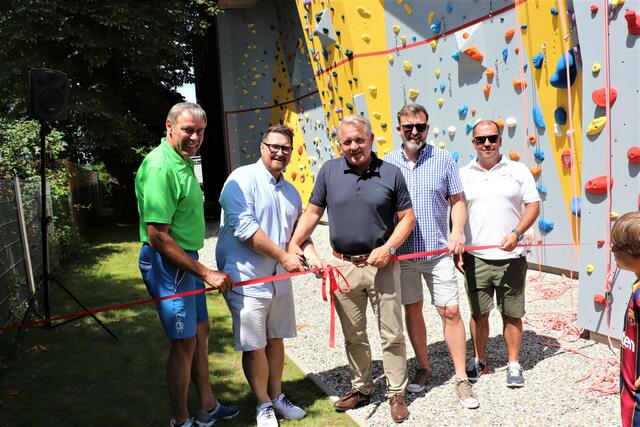 Ferry Hahn, Christian Kauc, Manfred Komericky, GR Eduard Oswald und Vzbgm. Patrick Trummer bei der Eröffnung der Kletterwand. | Foto: Edith Ertl