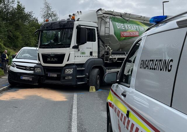 Vier Personen wurden unbestimmten Grades verletzt, zwei wurden ins Krankenhaus eingeliefert. | Foto: zeitungsfoto.at