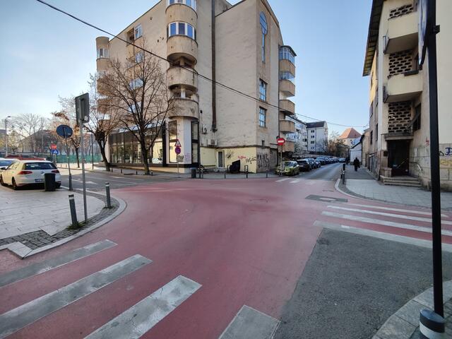 Sogennante "Raised Intersections" sind internationale Best Practice wenn es um die Gestaltung von Nebenstraßen geht. Der Autofahrer ist sozusagen Gast auf dem Gehsteig. In Linz werden solche Kreuzungen leider kaum gebaut.
