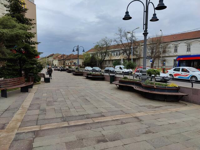 Auch abseits der großen touristischen Straßen gibt es immer wieder Sitzmöglichkeiten in Oradea.