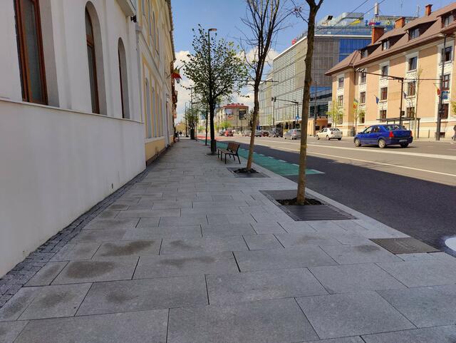 Sitzmöglichkeiten finden sich oft einfach verstreut in den Straßen der Städte. So können sich Fußgänger:innen zwischendurch auch mal ausruhen, wenn sie längere Strecken gehen.