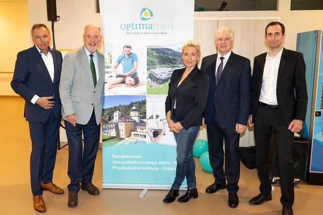 SeneCura CEO Anton Kellner, Bürgermeister Mag. Klaus Schneeberger, Dr. Angelika Karner-Nechvile, Dr. Klaus Lehner, Vorstand der Wiener Neustädter Sparkasse, und Dr. Sven Thomas Falle-Mair, Operativer und Medizinischer Direktor OptimaMed, bei der 5-Jahres-Feier.  | Foto: Stadt WN/Weller
