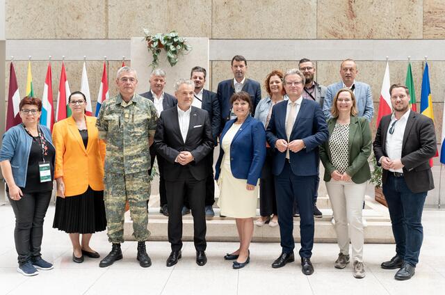 EUFOR-Kommandant Anton Wessely, EU-Botschafter Johann Sattler, Landtagspräsidentin Manuela Khom, Landesrat Christopher Drexler mit Abgeordneten des Europa-Ausschusses des Landtag Steiermark in Sarajevo. | Foto: Land Steiermark