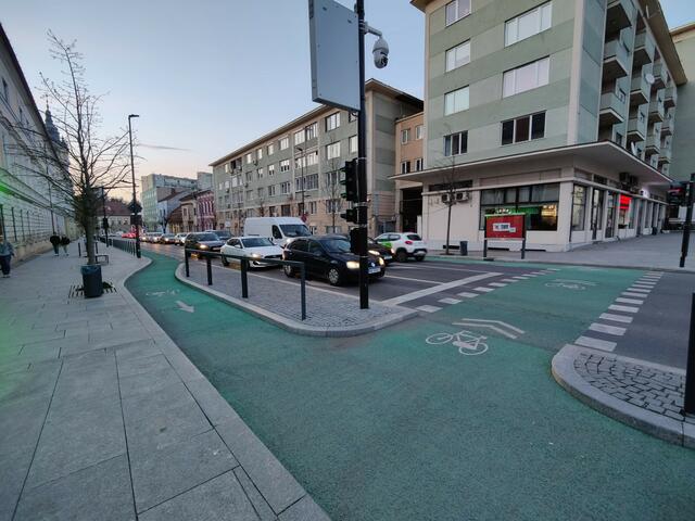 Bauliche Trennung eines Radwegs an einer Kreuzung. Dadurch können sich Radfahrer:innen zum Queren aufstellen ohne andere zu behindern und Autofahrer:innen haben bessere Sicht auf den Radverkehr. Außerdem sind die Radfahrer:innen durch die Barriere geschützt.