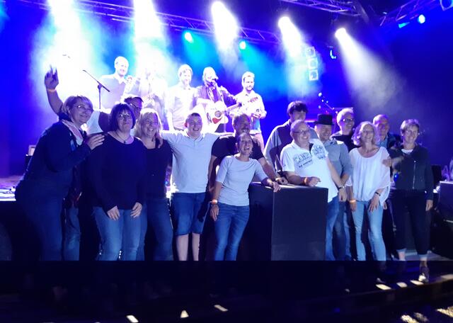 Textsichere und tanzfreudige Besucher. Dafür gibts ein Gruppenfoto mit der Band.