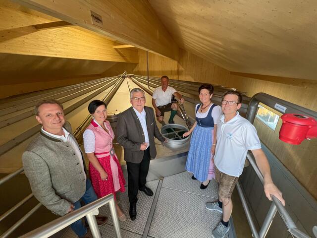 Im Bild von links: Reinhard Lösch (Obmann Wassergenossenschaft), Bürgermeisterin von Straßwalchen Tanja Kreer, Landesrat Josef Schwaiger, Wassermeister Josef Lugstein, Vizebürgermeisterin Lieselotte Winklhofer und Wassermeister Dominik Lugstein.  | Foto: Land Salzburg/Franz Neumayr