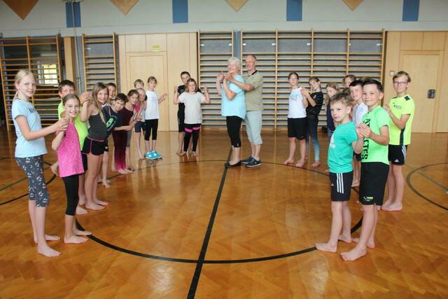 Theresia Hangler und Josef Kufer bringen Kindern das Schuhplattln und Volkstanzen bei. | Foto: VS Kirchdorf