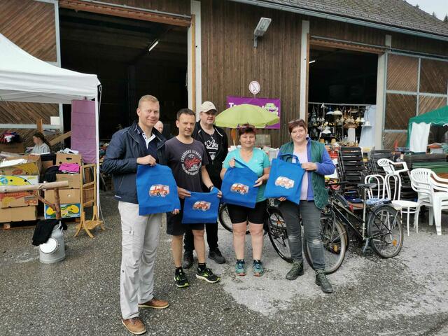 FPÖ-Gemeinderat Alexander Schnabel, Martin Gschwandegger, Martin Kößl sowie Sieglinde und Theresia Haselsteiner beim FF-Flohmarkt in Opponitz.  | Foto: FPÖ