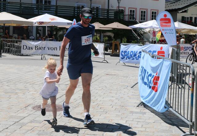 Der Papa ist mein Held :-)  - das Töchterchen begleitet Christoph Ebner (Innsbruck) ins Ziel | Foto: Gerald Habison