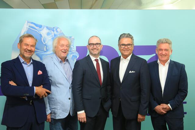 Von links: Johann Brandstetter (J. Brandstetter Bauträger Beteiligungen GesmbH), Alfred Düsing (Brandstetter Privatstiftung), Stadtrat Dietmar Prammer sowie die beiden GWG-Geschäfsführer Wolfgang Pfeil und Nikolaus Stadler. | Foto: Reichl und Partner