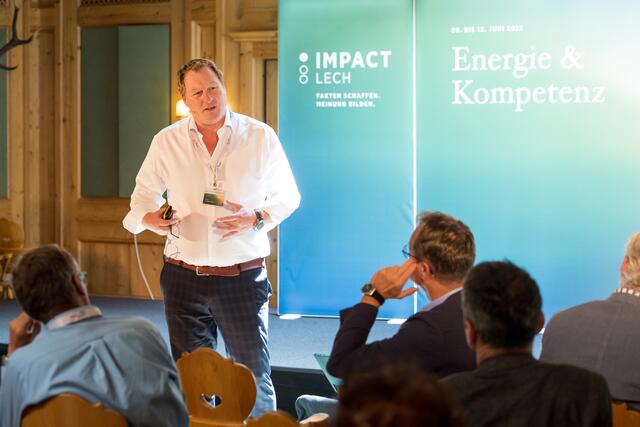 Verhaltensökonom Gerhard Fehr sprach in Lech zum Thema: "Wie man Entscheidungen des Menschen beeinflusst". | Foto: Lech Zürs Tourismus/Florian Lechner