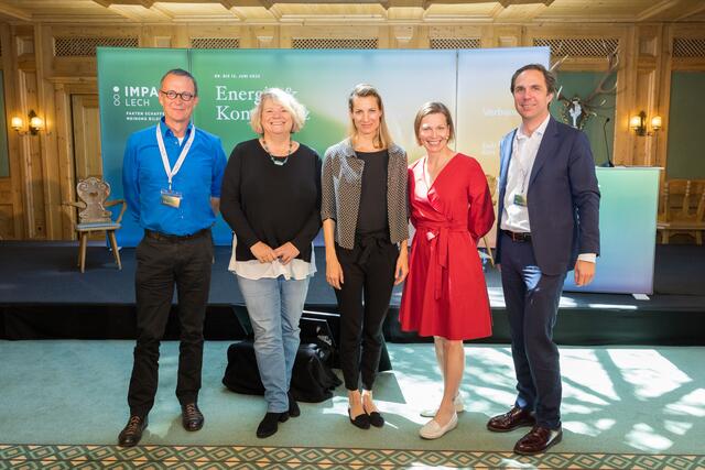 Podiumsdiskussion zum Thema "Energie und Mobilität" (v.l.): Rudolf Scheuvens (Universitätsprofessor für Örtliche Raumplanung und Stadtentwicklungsplanung), Eva Buzzi (Managing Director ÖBB Rail Tours), Valerie Hackl (Managing Director Austro Control), Moderatorin Sandra Baierl (Kurier), Wolfram Senger-Weiss (CEO Gebrüder Weiss Transport und Logistik). | Foto: Lech Zürs Tourismus/Florian Lechner