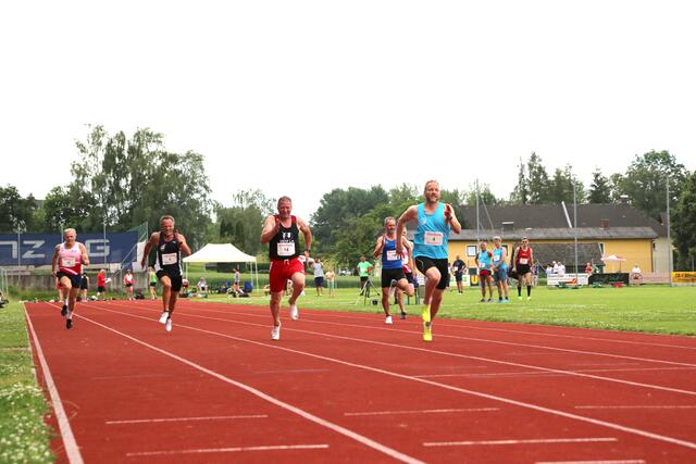 Voller Laufpower in allen Altersklassen. Im Bild zweiter von links der ehemalige Weltklassesprinter Andreas Berger. | Foto: Eckhart Herbe
