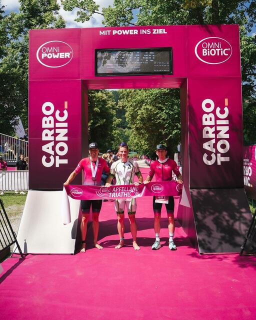 Die strahlenden Sieger des Herrenrennen hatten gut Lachen. | Foto: Apfelland Triathlon