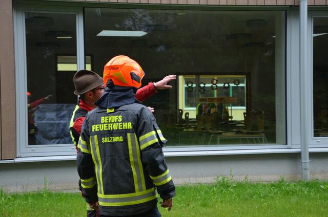 Sechs Männer der Berufsfeuerwehr samt Kran und drei Mitarbeiter der Stadtgärten entfernen nun die rund 20 Tonnen Gehölz. | Foto: Stadt Salzburg