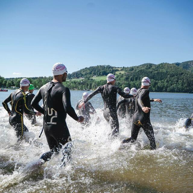 Zahlreiche Teilnehmerinnen und Teilnehmer stürzten sich in das Gewässer. | Foto: Apfelland Triathlon