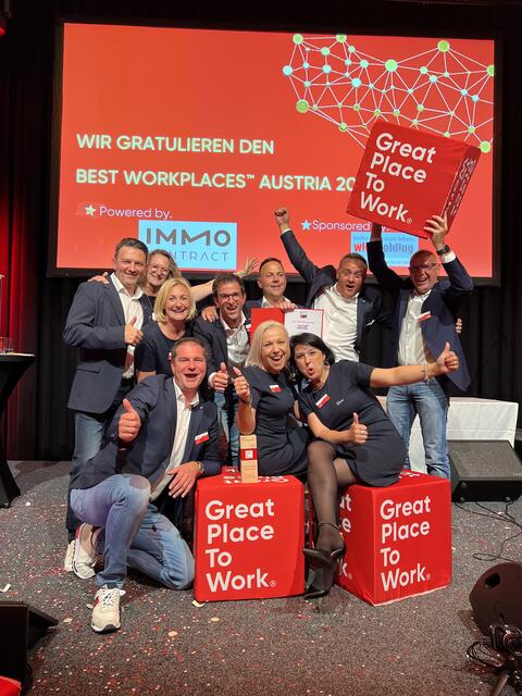 Eine Abordnung von Tech-Masters Austria nahm den Preis in der Ariana Eventhalle entgegen. | Foto: Tech-Masters Austria