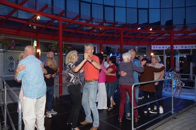 Von Anfang an war auf der Tanzfläche vor der Musikbühne reges Treiben und viele Tanzpaare zeigten ihr Können.