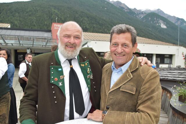 Michael Pfurtscheller (Stubaier Bauerntheater) mit Überraschungsgast Franzl Posch | Foto: Kainz