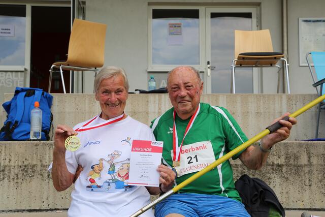 178 Jahre gelebter Sportsgeist: Berta Tischberger (88) aus Braunau und Sepp Haneberg aus Bayern (90) traten im Hammer- und Speerwurf an. | Foto: Eckhart Herbe