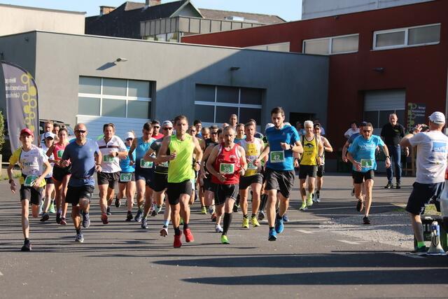 Der Halbmarathon mit Start beim Buschenschank Leitgeb in Trautmannsdorf feierte beim Sonnwendlauf seine Premiere. | Foto: schmidbauer