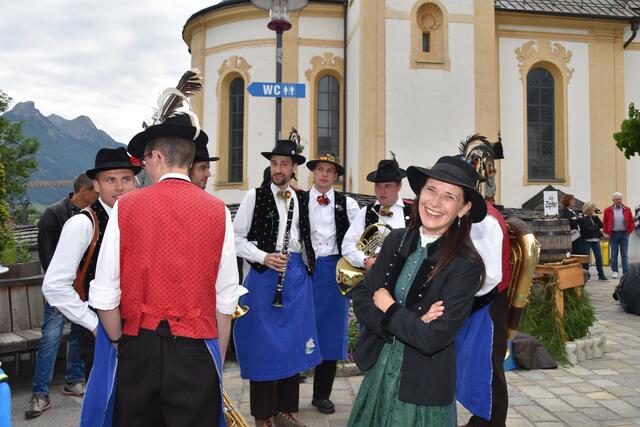 Gut gelaunt: Sonja Steusloff-Margreiter von der Stubaier Freitagsmusig, im Hintergrund die Schellrodl Musig aus Kastelruth | Foto: Kainz