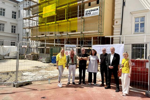 Baustellenvisite: Dir. Daniela Ebner, Permakulturpionier Siegfried Taschl, Architekt Franz Schartner, Orte-GF Heidrun Schlögel, Architekt Josef Ruhm, Bürgermeister Reinhard Resch, BL Doris Denk  | Foto: Stadt Krems
