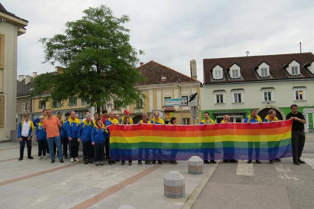 Im Pride-Monat Juni setzt Traiskirchen ein Zeichen und hisst vor dem Rathaus die Regenbogenfahne. | Foto: Stadtgemeinde Traiskirchen