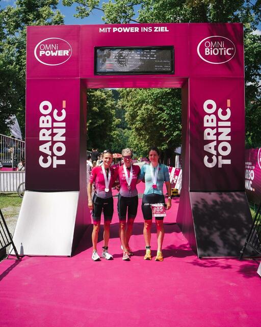 Die Sieger des Damen Rennens strahlten mit der Sonne um die Wette. | Foto: Apfelland Triathlon