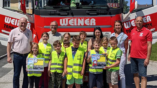 Direktor Wolfgang Lakitsch, Bürgermeister Norbert Sulyok, Klassenlehrerin Sabrina Ladovitsch, Religionslehrerin Regina Gabriel und Transportunternehmer Jochen Weiner (v.l.) mit den Kindern der 3. Klasse der Volksschule Kohfidisch. | Foto: Wirtschaftskammer Burgenland