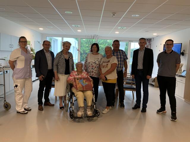  Die 100-jährige Aloisia Raab inmitten der Gratulantenschar mit SHV-Obfrau Wilbirg Mitterlehner, Bediensteten und Gemeindevertretern. | Foto: SHV Rohrbach