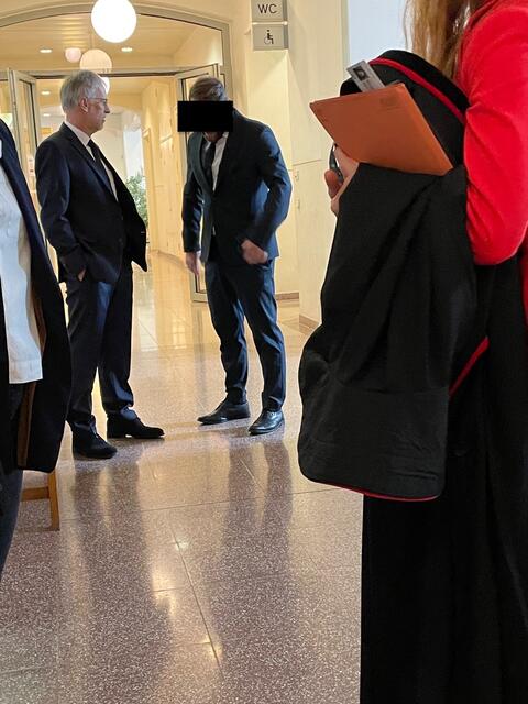 Vor Prozessbeginn besprach sich der Angeklagte noch mit seinem Anwalt Peter Resch. | Foto: Zezula