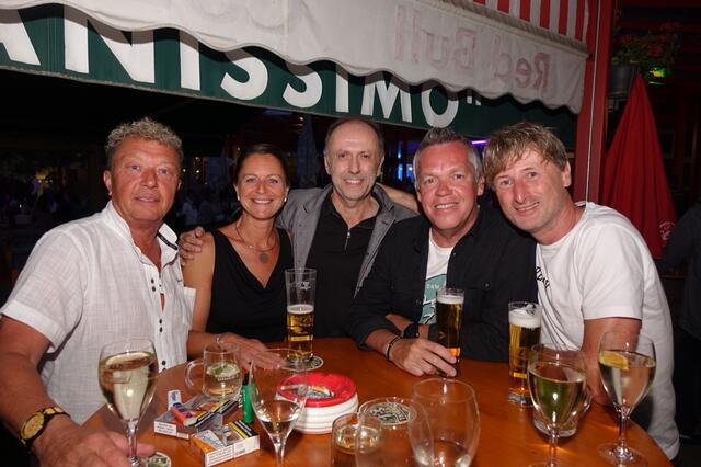 Viele nutzten das Sommerfest nicht nur um die Musik zu genießen und zu tanzen, sondern auch um sich wieder mit Freunden und Bekannten zu treffen wie hier.