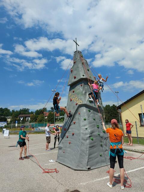 Am mobilen Kletterturm des Alpenvereins konnten die Kinder ihr Können testen.  | Foto: Alpenverein Enns