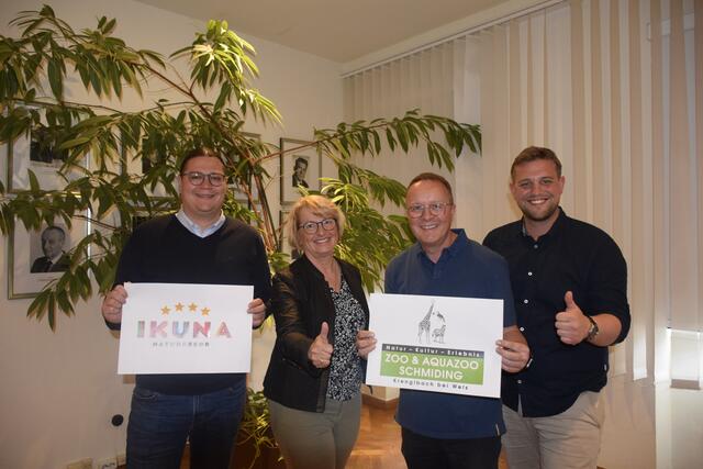 Bürgermeisterin Maria Pachner freut sich mit den Stadträten Thomas Antlinger (l.) sowie Sebastian Wolfram (r.) und Gemeinderat Hannes Schwarzmannseder (2. v. r.) über den einstimmigen Gemeinderatsbeschluss zur finanziellen Unterstützung der Familien. | Foto:  Stadtgemeinde Grieskirchen