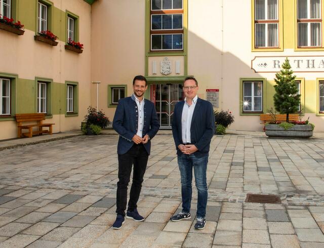 Landesrat Sebastian Schuschnig und Bürgermeister Michael Maier vorm Radentheiner Rathaus
 | Foto: Büro LR Schuschnig/Taltavull