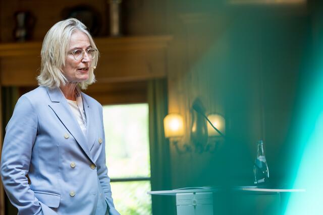 Biopionierin Martina Hörmer referierte über das Thema: "Die Entscheidung, energiesparend zu konsumieren - regional/saisonal/bio". | Foto: Lech Zürs Tourismus/Florian Lechner